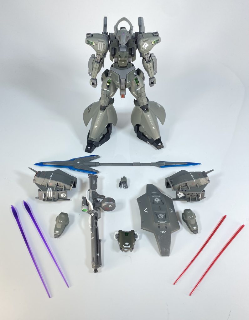 [スタティックディスプレイ]やはり最後はスタティックディスプレイ！ということで、装備品を並べてみました😌パージ可能な機体はこうするとやはり映えますね👍