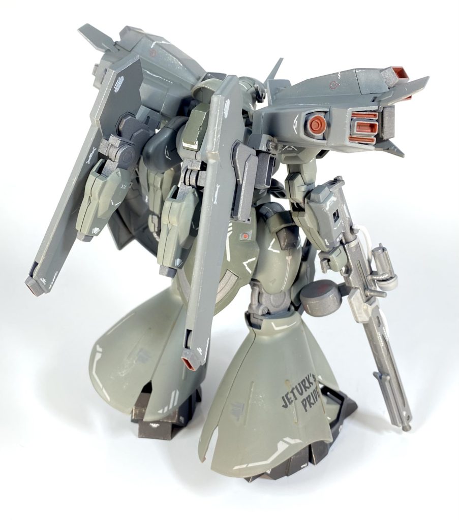 [MD-0064 St ダリルバルデ・シュトゥッツァー]水星の魔女本編終了後、ジェターク社CEOとして活躍するグエル・ジェタークが自身の専用機として新造した機体。父親の残したダリルバルデの設計を踏襲しながら、よりグエルに最適化するため、専用のスラスターパックを中心とするシュトゥッツァーユニットが装備されている。この装備により機体重量は原型機であるダリルバルデよりも増加することになったが、各部に増設されたスラスターパックによる大推力により、その機動力はむしろ向上している。一方で、機体の安定性が低下したことで操縦難度が上がってしまっているため、グエルの卓越した操縦技術をもって初めて真価を発揮できる機体となっている。現在グエルは、後進の育成の意味を兼ねて、アスティカシア高等専門学院内において開催されるランブルリングなどの模擬戦にジェタークCEOとしてゲスト出場することもあり、在学生の憧れを浴びる機体となっている。