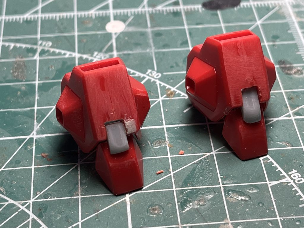 肩アーマーは接続方を変更し固定。