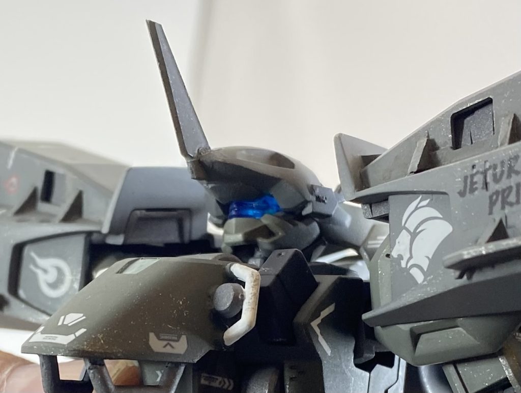 [製作時のこだわり]今回バイザーを青にしたかったので、一度レジンを用いてバイザー部分を複製し、クリアブルーで塗装しています。また、バイザーの奥には緑のラミーテープを貼っており、光の角度によっては美しく煌めいてくれます☺️