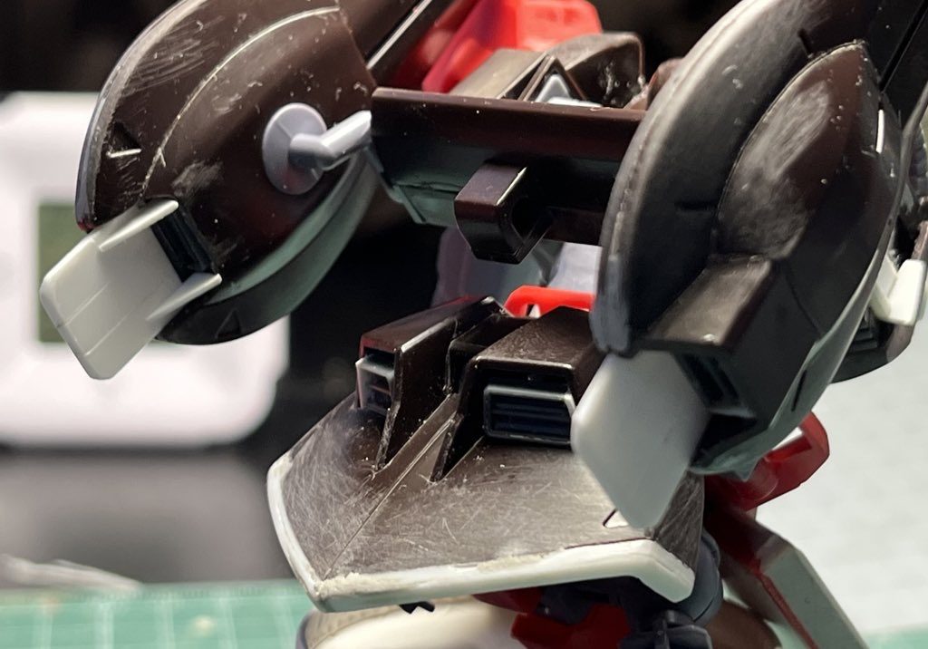 フロントアーマー→プラ板で2ミリ延長。バックパック下部のスタビライザー→プラ板で自作。