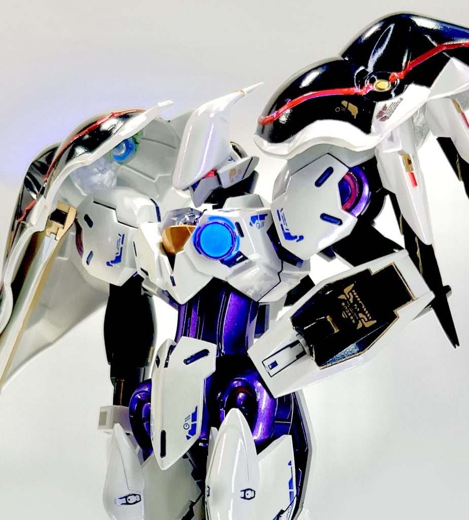 ミァンギアの頭部、いったいどうやって前を見ているのかずっと疑問でして…今回はわずかにミカエリスの目をチラ見させています👀結局正面は見えませんが🫣笑半透明のレジン材で作ろうとも思ったのですが見た目がミァンギアぽくなることを優先し透け無しにしました。