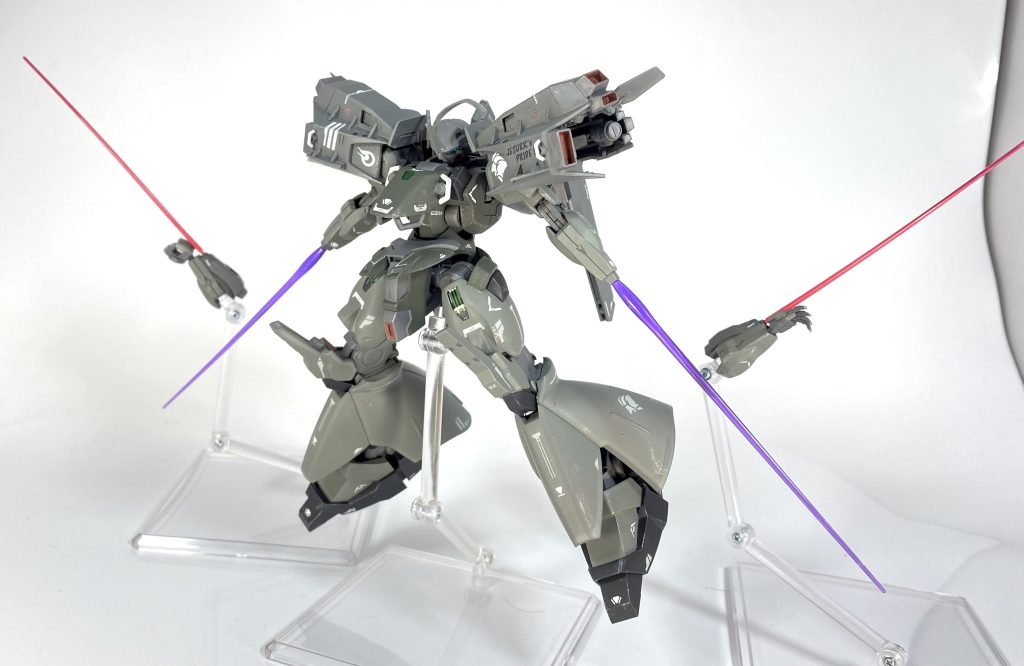 [武装類]脚部に装備されていたシャクルクロウを除いて、イーシュヴァラやパレットマインなど、原型機であるダリルバルデに装備されていた武装はほとんどこの機体にも搭載されている。また原型機よりも射撃寄りに武装が強化された本機であるが、基本的に腕部に搭載されているAタイプの腕部には、ビームサーベルも発振可能なビームバルカンユニットが増設されており、近接戦闘能力そのもの決して低下しているわけではない。