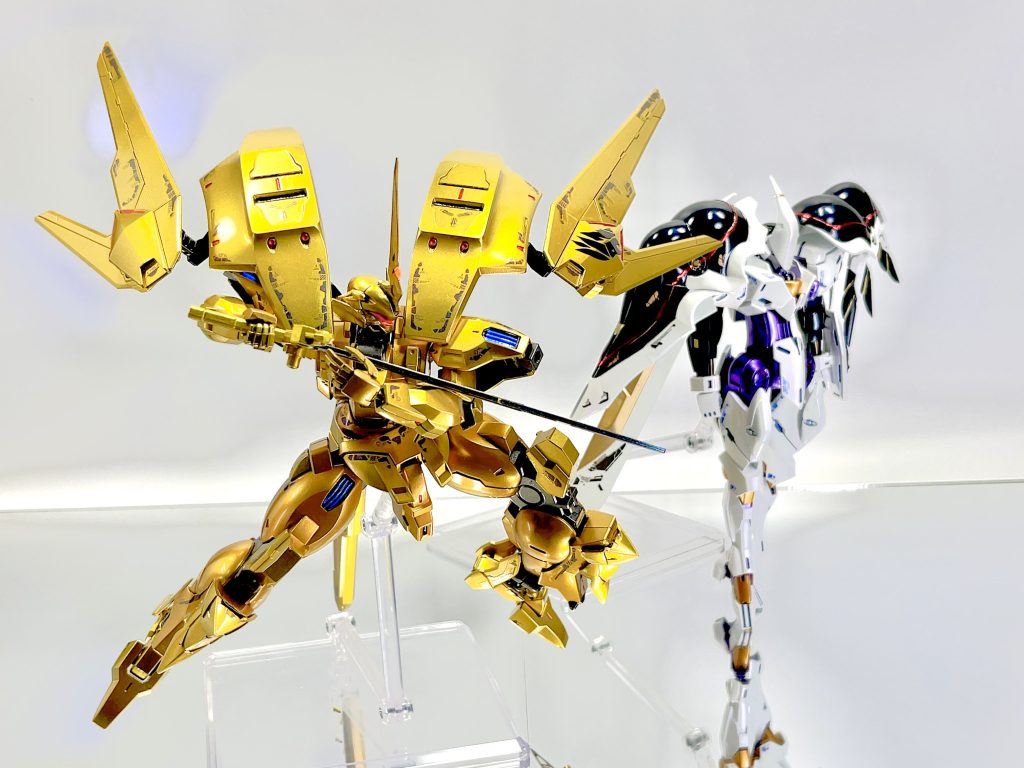 本来はシャディクのミカエリスと並ぶのが正しいのですが…我が家ではダリルバルデ（2号機)の隣の方が似合うのはなんでなんだぜ…😎？