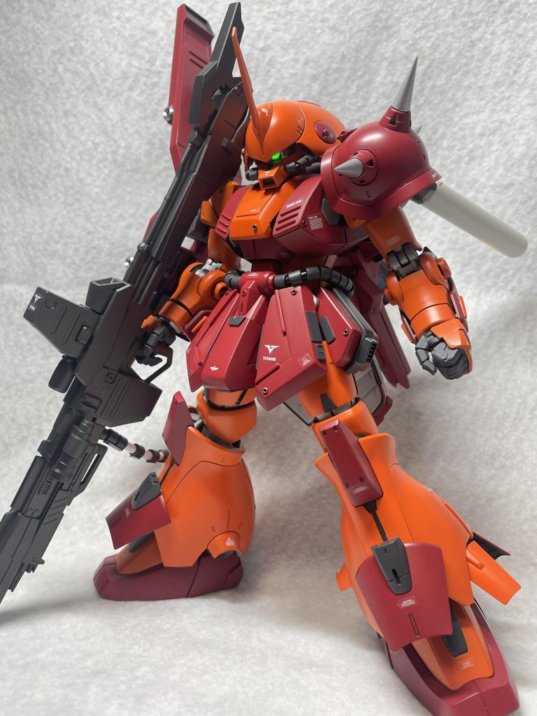 ビームバズーカはHGドムのものを延長加工しています。連射性能を高める為、焼付いたカートリッジはマガジンで交換可能。エネルギーはバックパックからの供給式です。