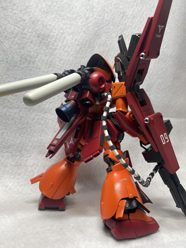 純正のバックパックを基本にプロペラントタンク、大型スラスターを装備。盾をMGZZガンダムの肩パットで大型化。頭のカブトを前傾させているので後方に色々詰め込んでます。