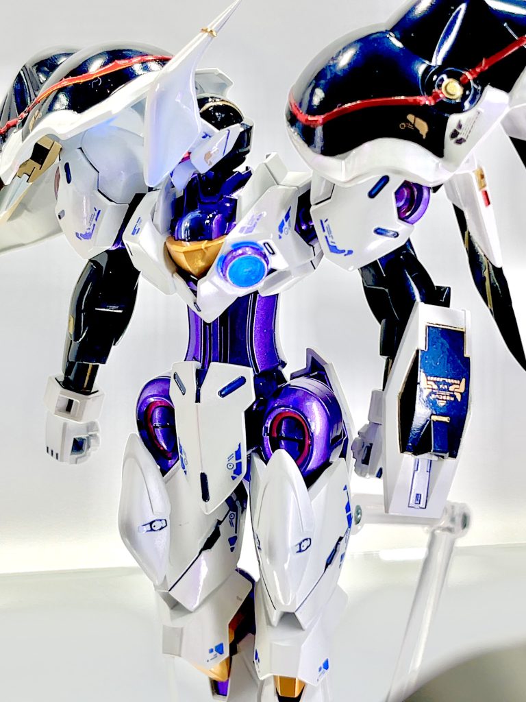 胸はHアイズを貼り付け、頭の面？はコトブキヤのエクスアーマーから削り出しています(ほぼ原型なし)金、赤の装飾は100均のネイルシールです！