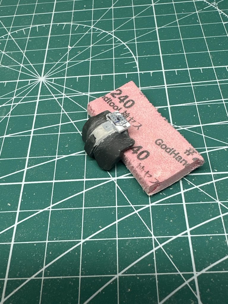 胸部ネクタイの形になるように大幅に削って足りないところはプラ板やパテを使って補います