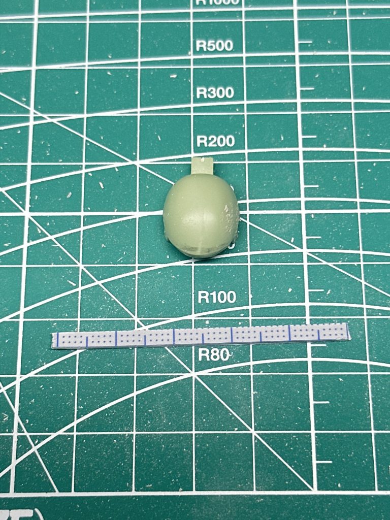 頭部前のところを少し削り、2ミリに切ったプラ板を貼り付けます。(画像は4ミリですが、でかいので切りました)