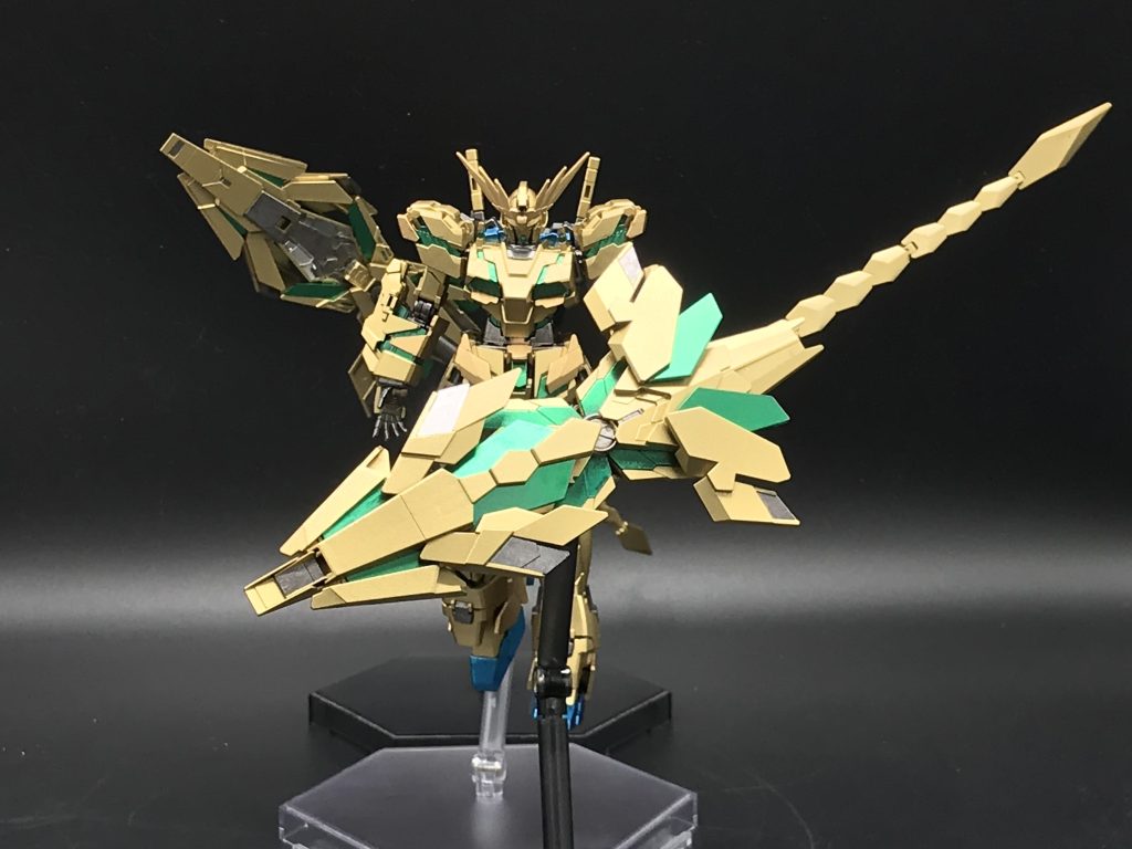 ゴールドも一部、ガンダムマーカーのレッドゴールドを使用しています。