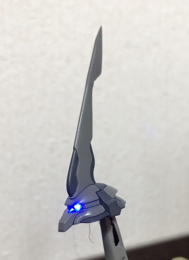 モノアイの電飾とツノ延長。ツノは完成までに3回折れて、その度少しづつ伸びていったといういわくつきになりました。最終延長時にカラーも変更しました。