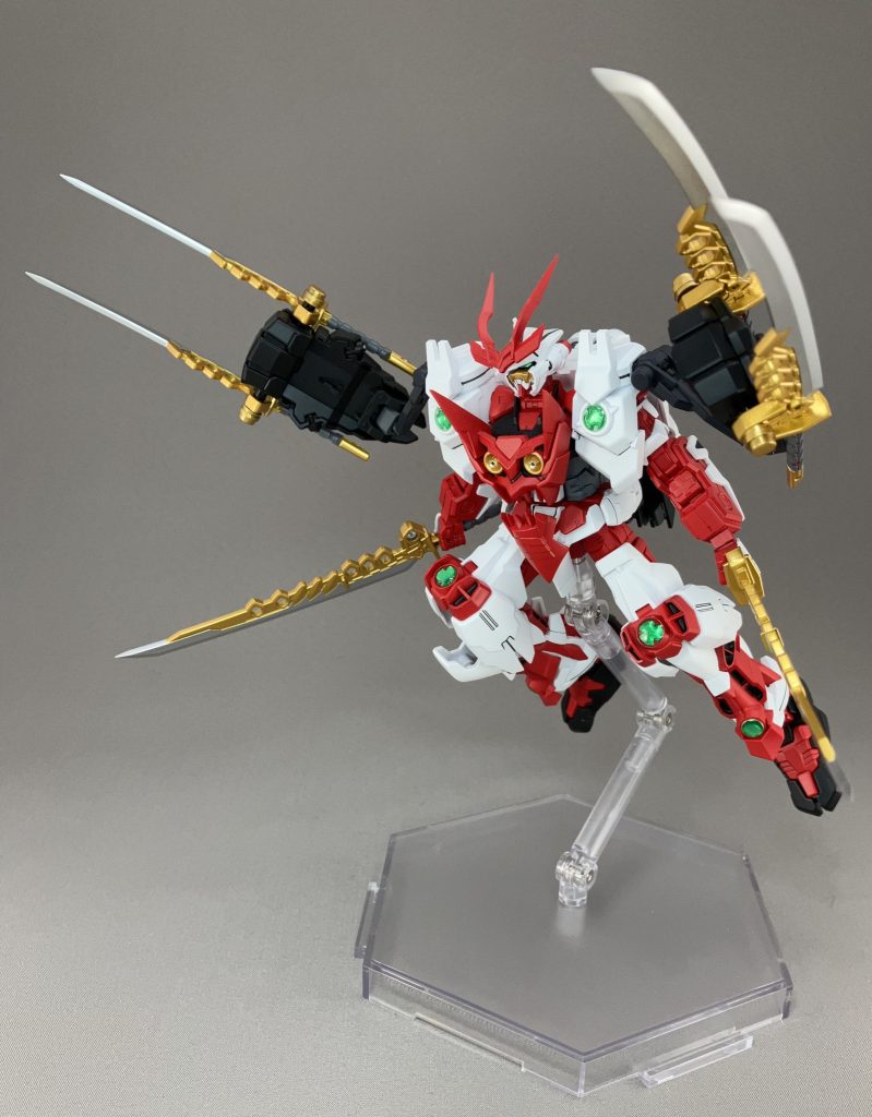 ・肩のサブアーム展開。刀を繋げてクローになります。