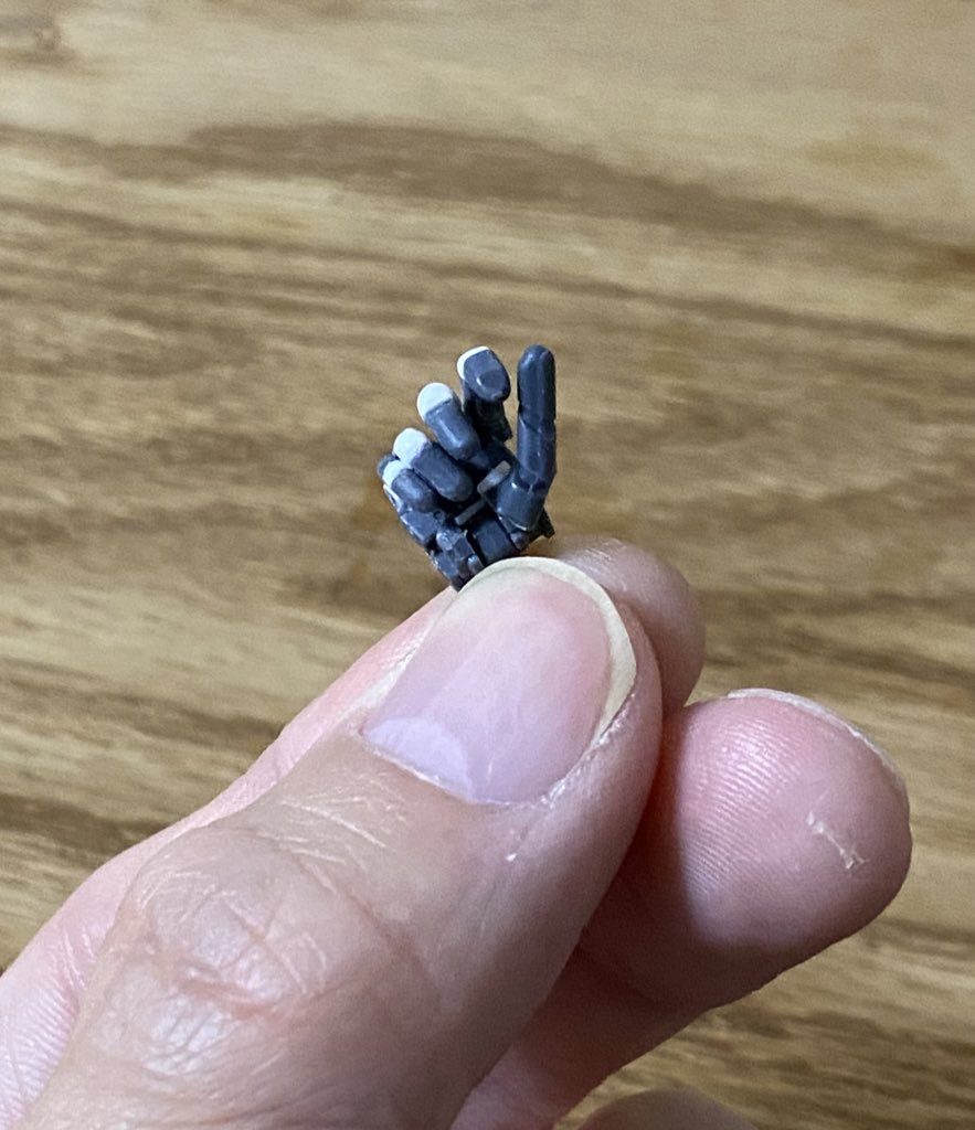 刀の持ち手はそのままだとヤボったいので、ビルドハンズの平手の指を切り離して作ってます。