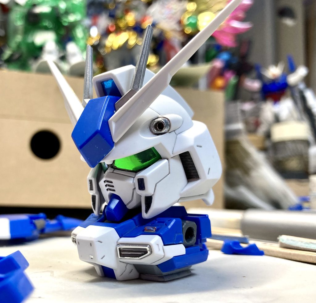 『カメラアイはグリーンがエエやん』ってなってフィルムテープで表現してん。