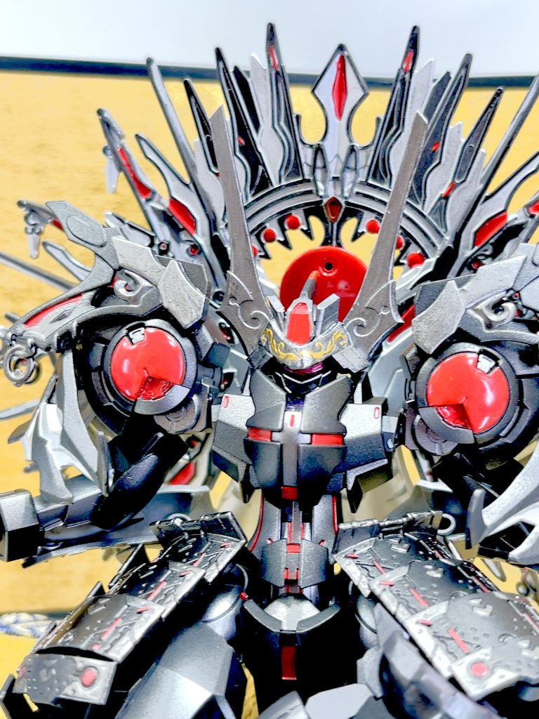 顔はこんな感じです。プラ板工作を最近はじめてハマってます！