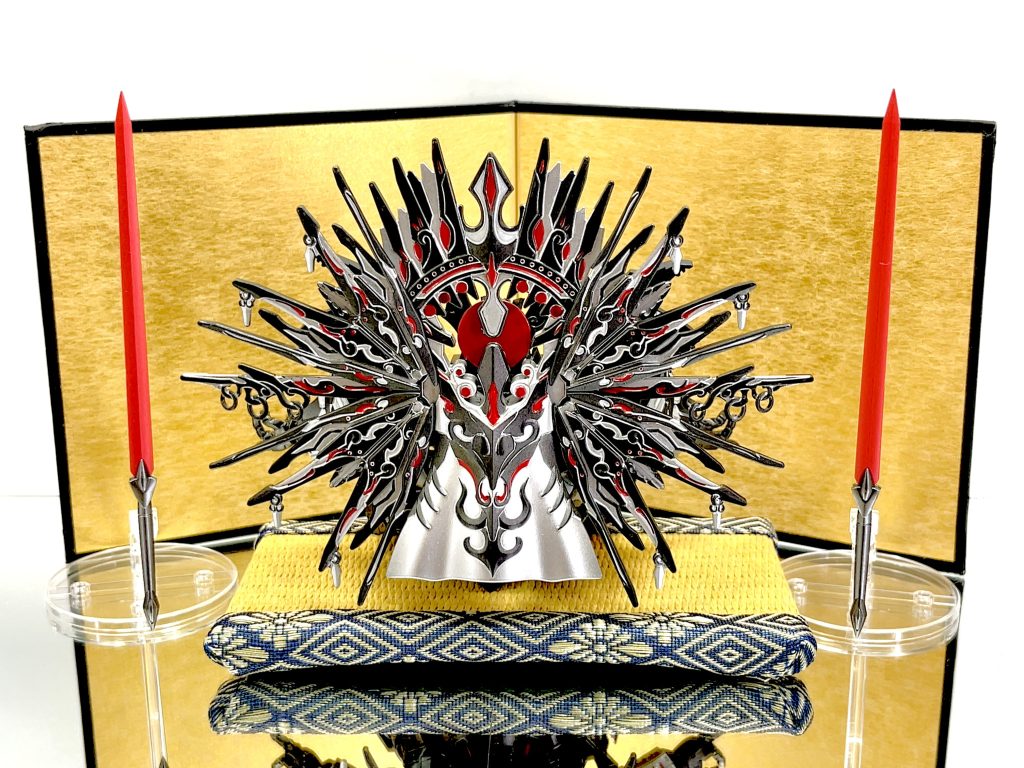 ウチの仏壇です(違う)金屏風は文具屋さんで買ったサイン色紙に和紙風のマステで縁取っています。畳はセリアより。剣はランスロットのものを頂きました💦