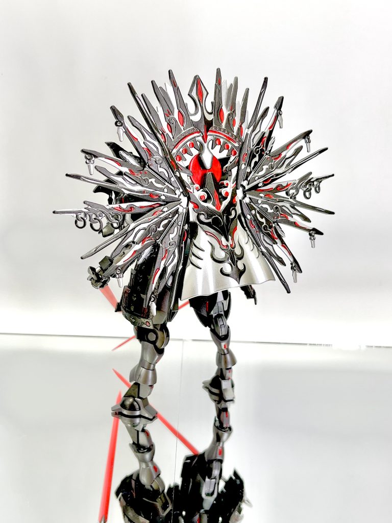 武装はコトブキヤのエスクアーマーGと、SDW窮奇ストライクフリーダムをミキシングしています。顔だけはプラ板を切り貼りして兜を形作っています！