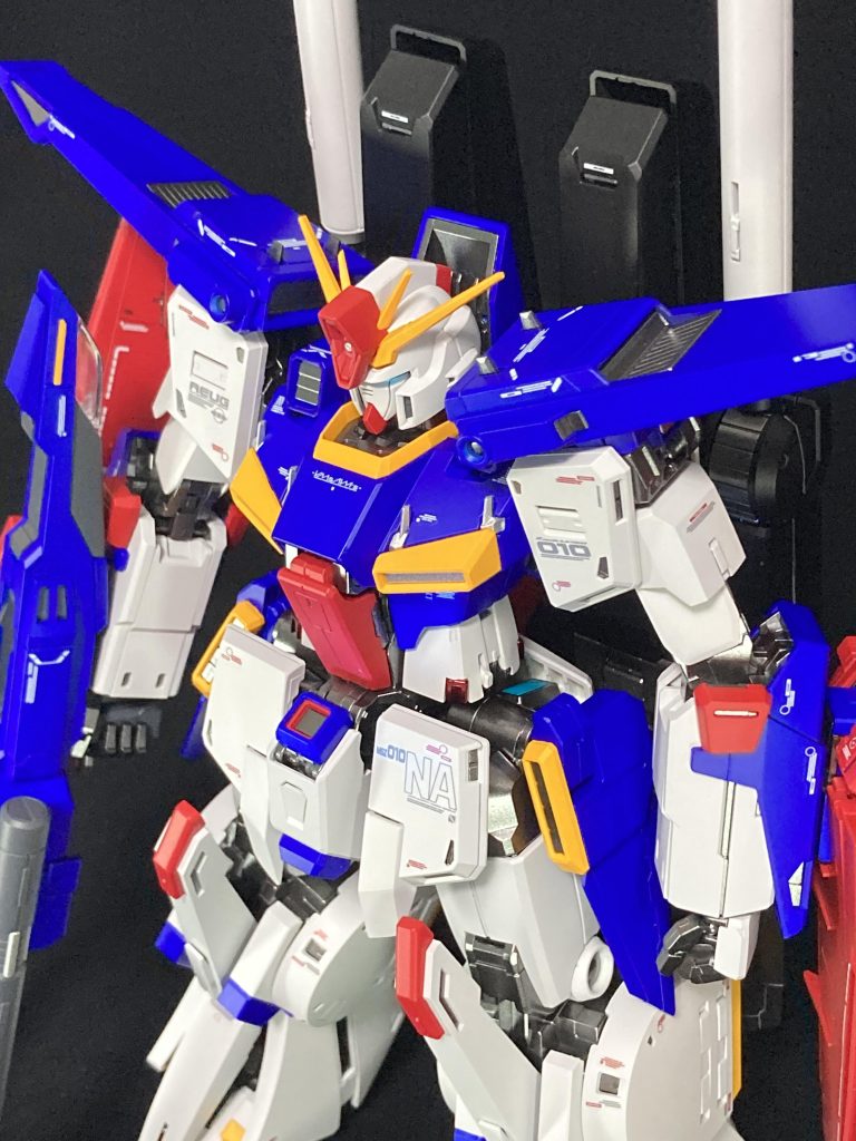 ツインアイ・脚の付け根・ビームライフルのセンサー部分は蛍光塗料で塗装した後にUVレジンを使用してレンズっぽくしてます。