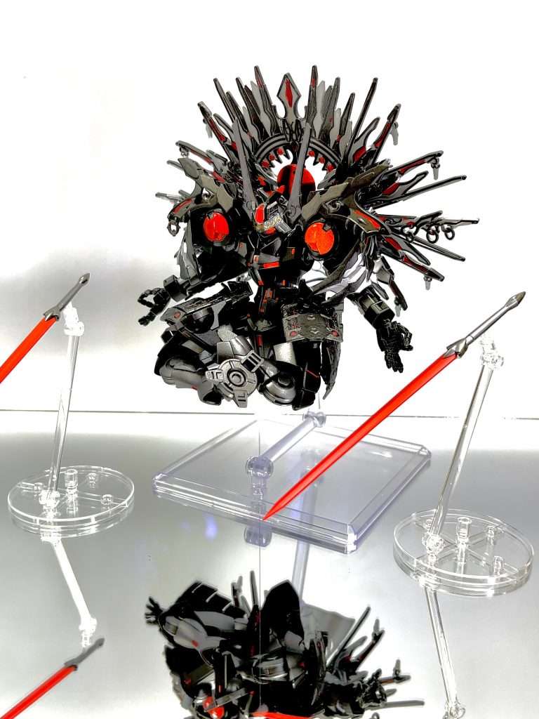 一番のこだわりポイントは座禅ハンドです🤌MSハンドの平手に握り手の親指、人差し指を移植して角度調整しました！あと戦闘中もこのポーズのまま戦ってほしいのでソードビット二基を用意しました😆こんな敵いたらイヤですねw