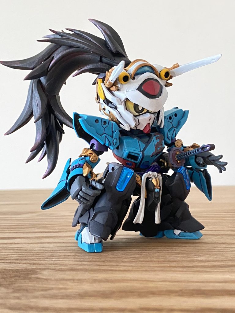 軽装が主体ということで袴スタイルでいくにあたり、三国伝ではなく、どう侍感を出すのかというところが今回の課題でした。創傑伝のパーツは角渦巻き紋様が多用されていて、そういうはパーツは不採用。和柄の紋様でもいけそうな印象の悟空の丸渦巻きを装飾に用いてます。       