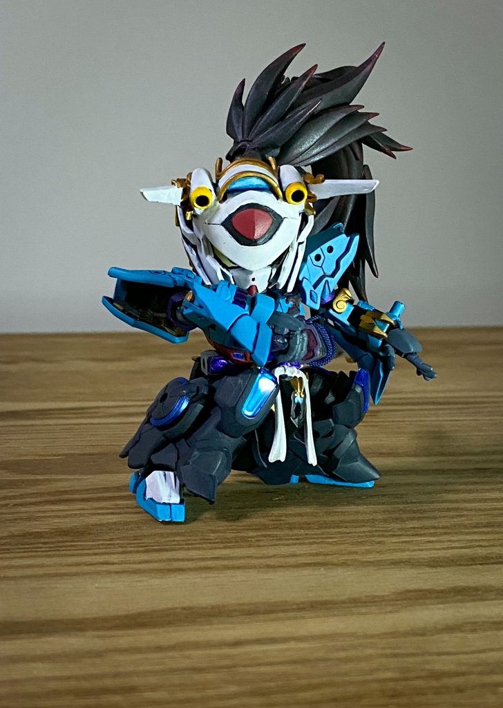 抜刀ポーズ袖にこだわりがあり、回転軸が備わってるのでポーズに合わせて角度が調整できるようにしています。袴と袖は軍馬の脚を貼り合わせたり、幅詰めしたりして見立ててます。