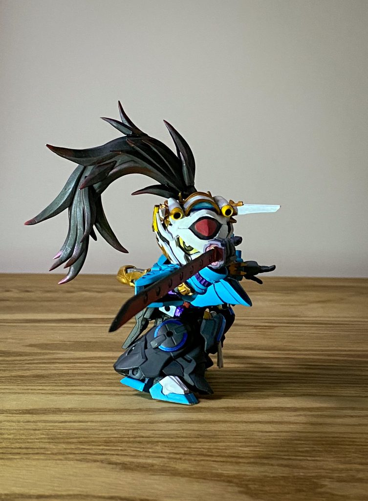 剣構え①髪の毛は根本がボールデンなので、こちらも動きに合わせて調整可能。この髪の毛によって迫力が増しているのです！