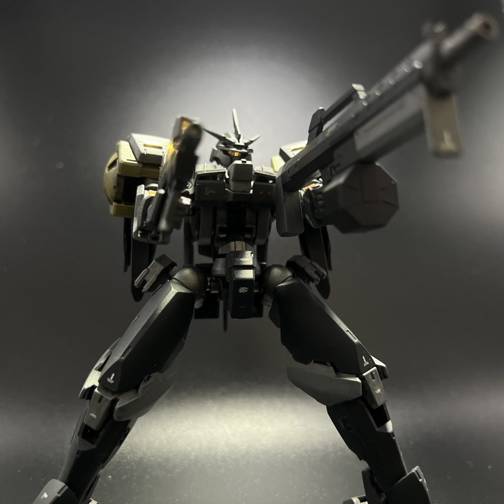 試作式4型単弾倉マシンガン…通常のマシンガンの弾より硬度と破壊力を増した弾丸を搭載しており、近距離で当たれば数発で装甲を吹き飛ばすほどの威力を持つ。試作式60mm多弾倉携行機関砲…中距離で多用する機関砲で継戦能力が高い為、主力武装となる。