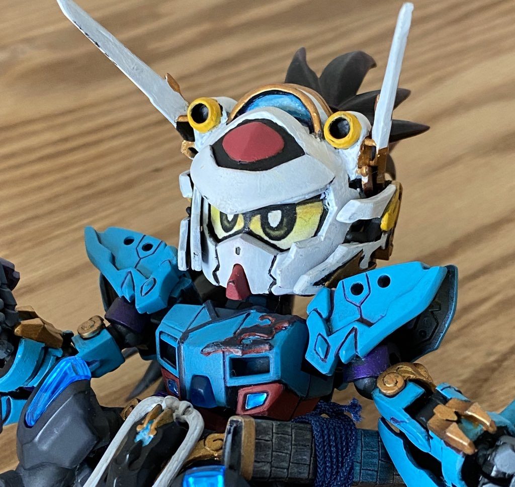 お目目はGセルフらしく、少し丸みのある優しい顔つきになるよう自作してます。マグネットで固定してるので、表情変更で楽しめるように。ちなみに肩もポン付ではなく、Gセルフの形状になるように削って、ライン変更したのと、スジボリでGセルフらしくしてます。お腹のクリアパーツはレジンで製作。   