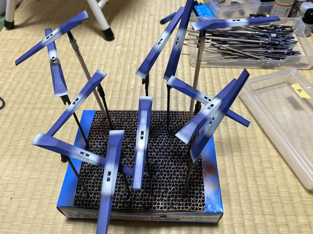 今回フィンファンネルには色付きデカールは使用せず塗装のグラデーションにしてます。比べてみると色の差はあんまりなかったのでデカールでもよかったかもしれません。