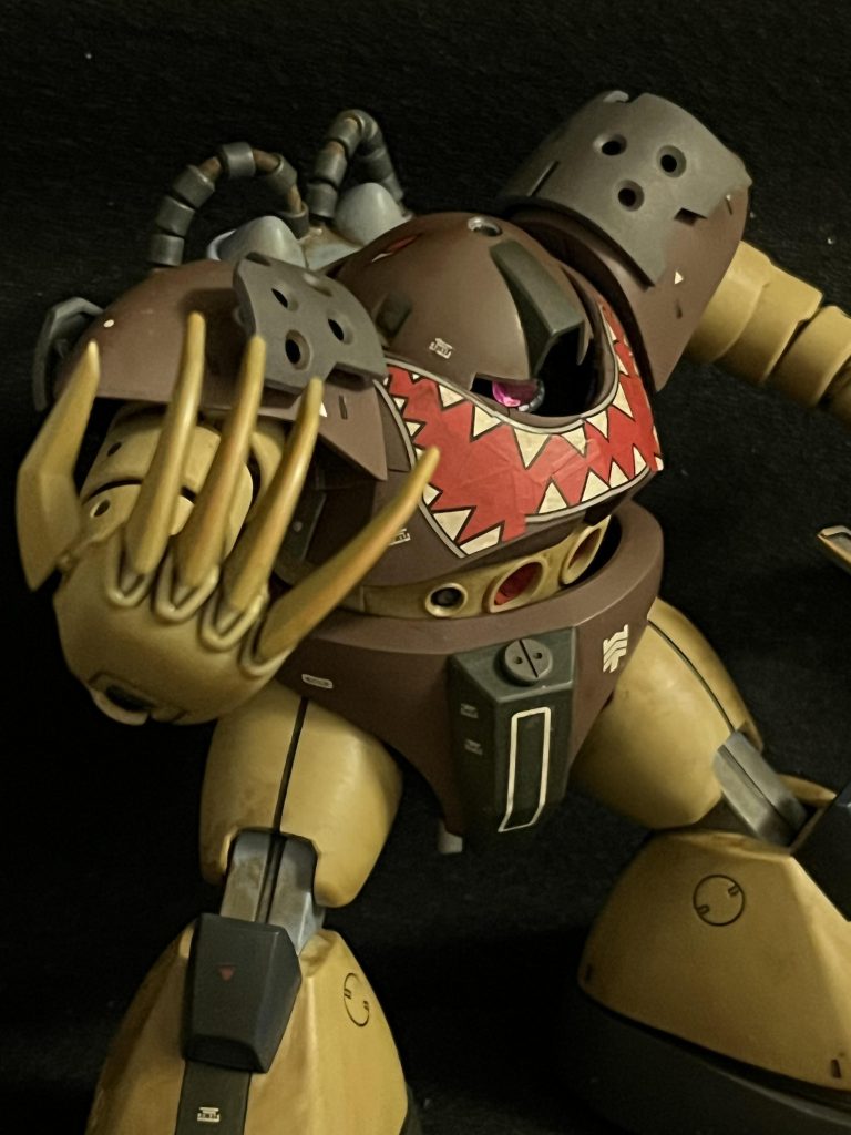 手招きポーズ、今回は成型色に軽く部分塗装です。