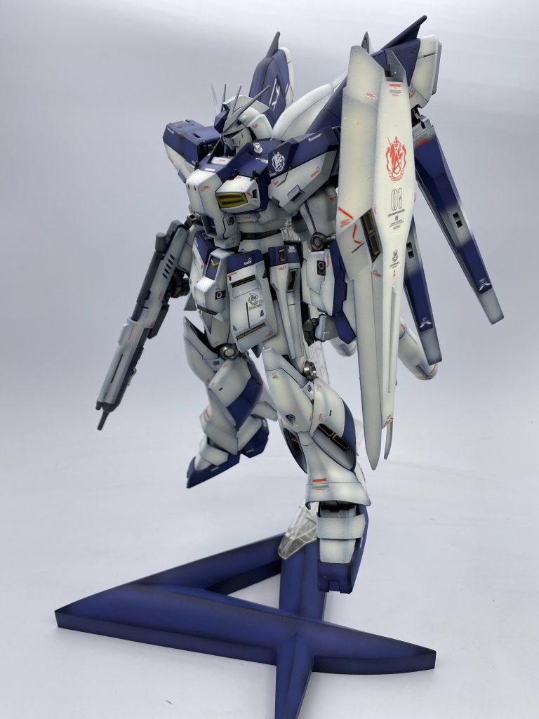 前回のνガンダムはスタンドが赤だったので今回は本体と同じ色のラベンダーで。