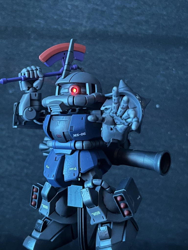 ハンドパーツはHGジャンクから拝借、割とサイズ合いました。