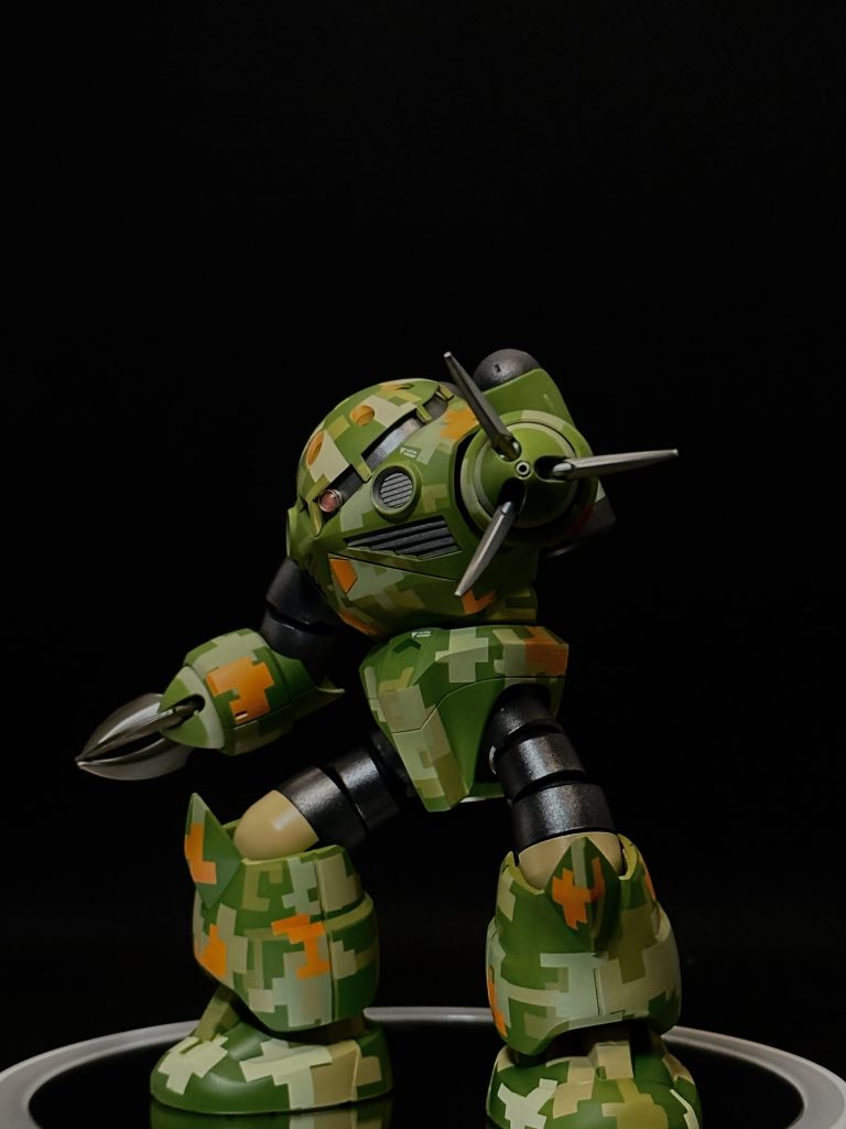 モノアイはハイキューパーツの物を使用パーツの裏にステンレステープを貼っていますので左右に動かせます