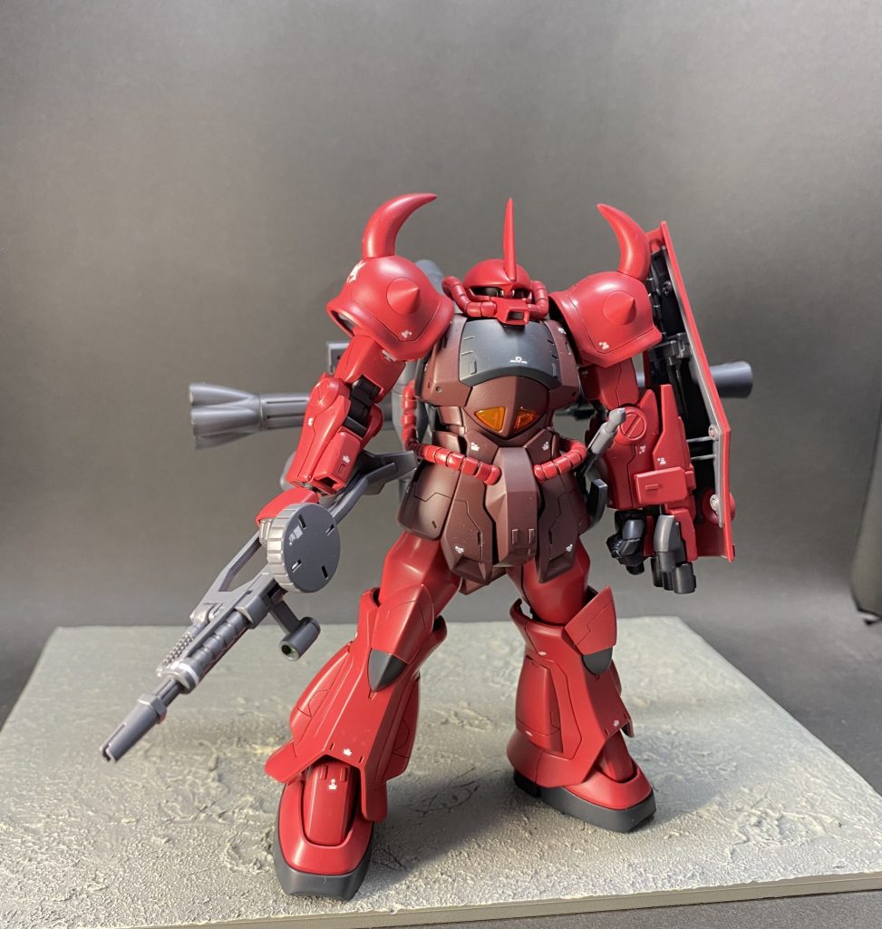 脚部は普通のグフにしています。シールドも一枚にしてノーマルグフ に近づけています。