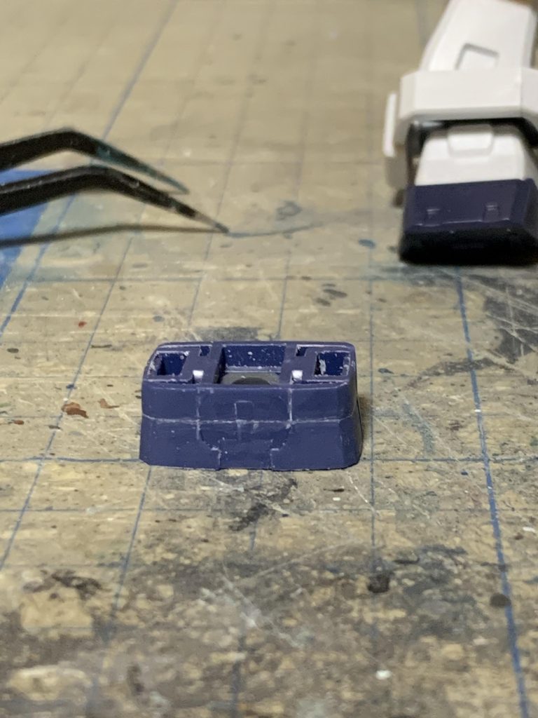 腹部をヘイズル系キットの同パーツを二つ繋いで整形して延長。