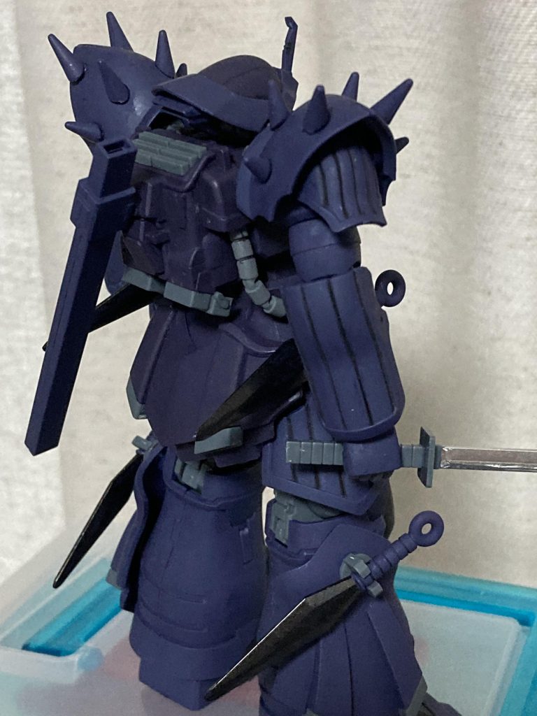 武器は光沢感ある感じに