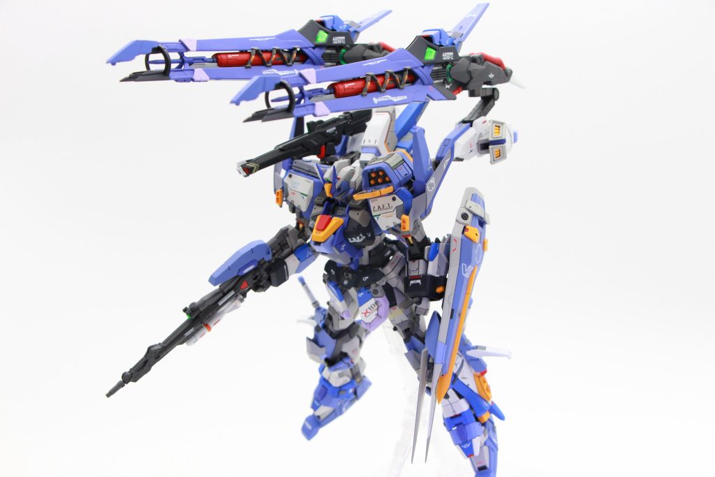 ライジンストライカー展開状態です。パーツ分割が少ないのにディテール多いので、塗分けが大変でHG一体くらいの手間がかかりました。また、素人ミキシングのせいで、バックパックにすごい負荷がかかっていますが、そこはロマン武器ということでご容赦ください。