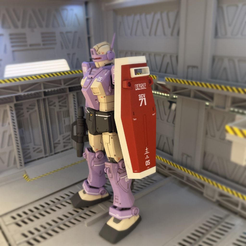 パープル🟣カラーの機体に装着するシールドのカラー何にしようか悩みましたが、元色の寒冷地ジムに近い色で塗装そんなに、違和感なく装着出来たと思います。