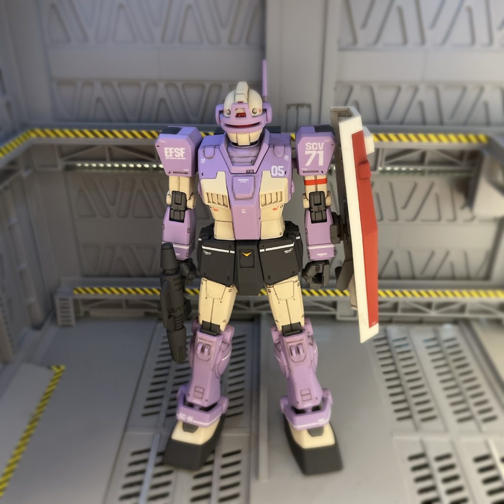 ホワイトのラインも含め入手出来た水転写デカールを指示位置に貼りました。デカールが細かかったりして老眼との闘いでしたが、なんとか貼りきって仕上がりは満足です。