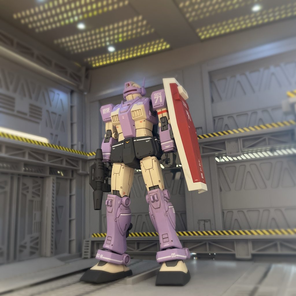 シールド装着寒冷地ジムのシールドを使用。腕部との接続パーツがそのまま装着するとシールドの向きが悪くなるので加工して装着しました。