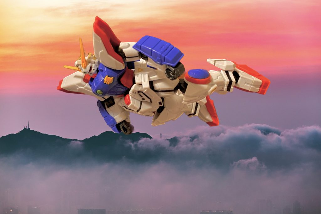 次はアニメシーンの再現。前期OPでシャイニングが浮遊してるシーンです。ドモンは配置できていませんが💦　何気にこのシーンのシャイニング、大好きなんでやってみたかったんです。実際のアニメで、手前の白いものが雪山なのか雲なのか見分けつかなかったですが「雲」と捉えて背景画像探しました。噴射エフェクトが演出できるようになれば、ぜひこのあと加速するシーンの再現してみたいですね♫