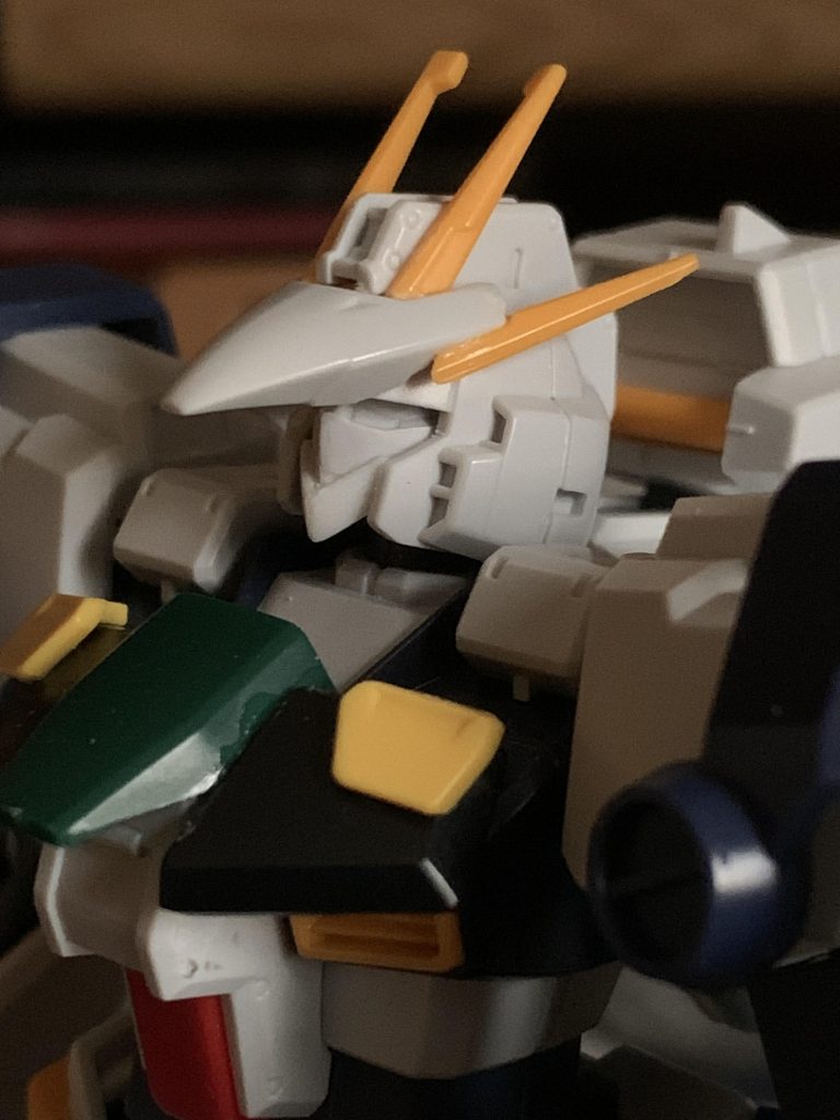 頭部はマスクを削ってプラ板で二重アゴに。額部分もパーツを変更。キット二つ分のアンテナを切り貼り。