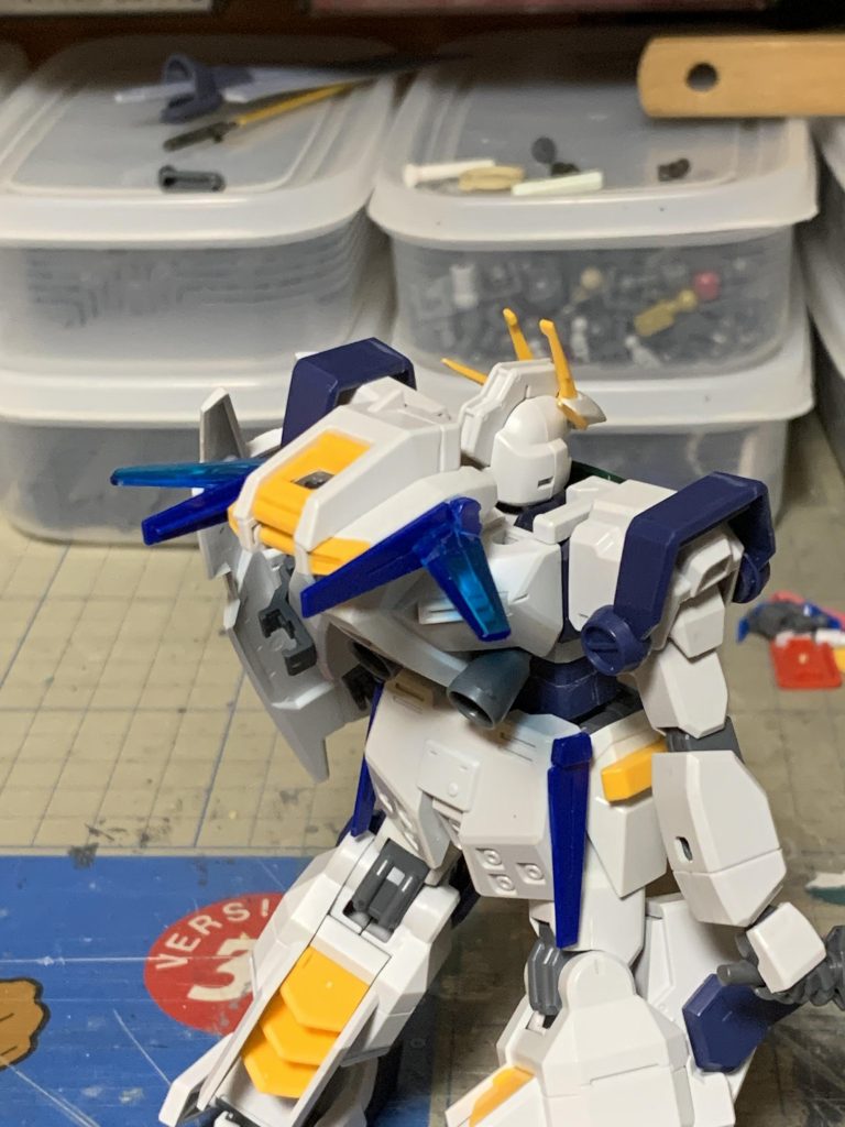 ブースターポッドにウィング状のパーツを貼り付け。