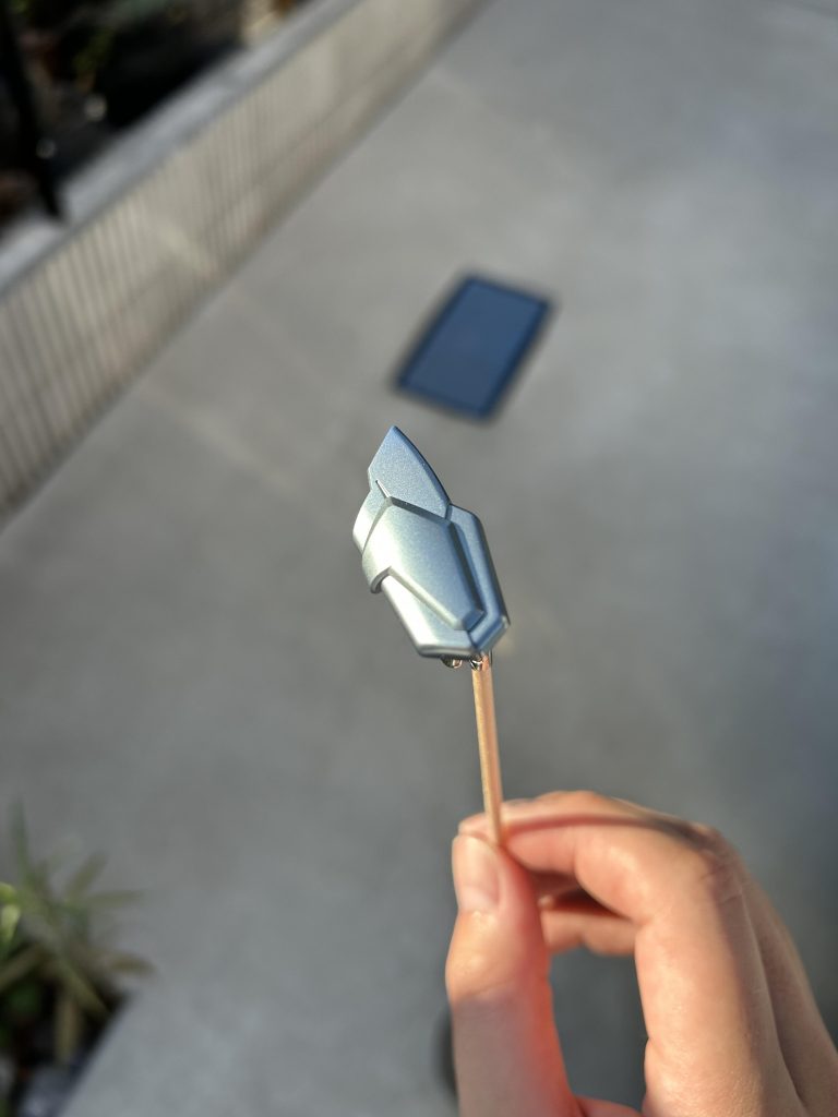 初めての塗装。日光の下で見るちょい青シルバーの色。電灯の下で見る色とは印象が違いますね。自然光の下で写真撮り直そうかなぁ。