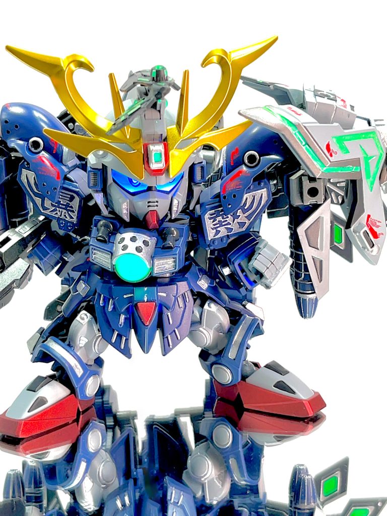 ゴーグルは角飾りの可動部を使って開閉式に!プラ板切り貼りしてそれっぽいデザインにしました☺️陣羽織は流用しキャプテンガンダムのシールドに使っています。陣羽織のGはG-ARMSのG!笑瞳はいつものExcelとコンビニシールプリントです!