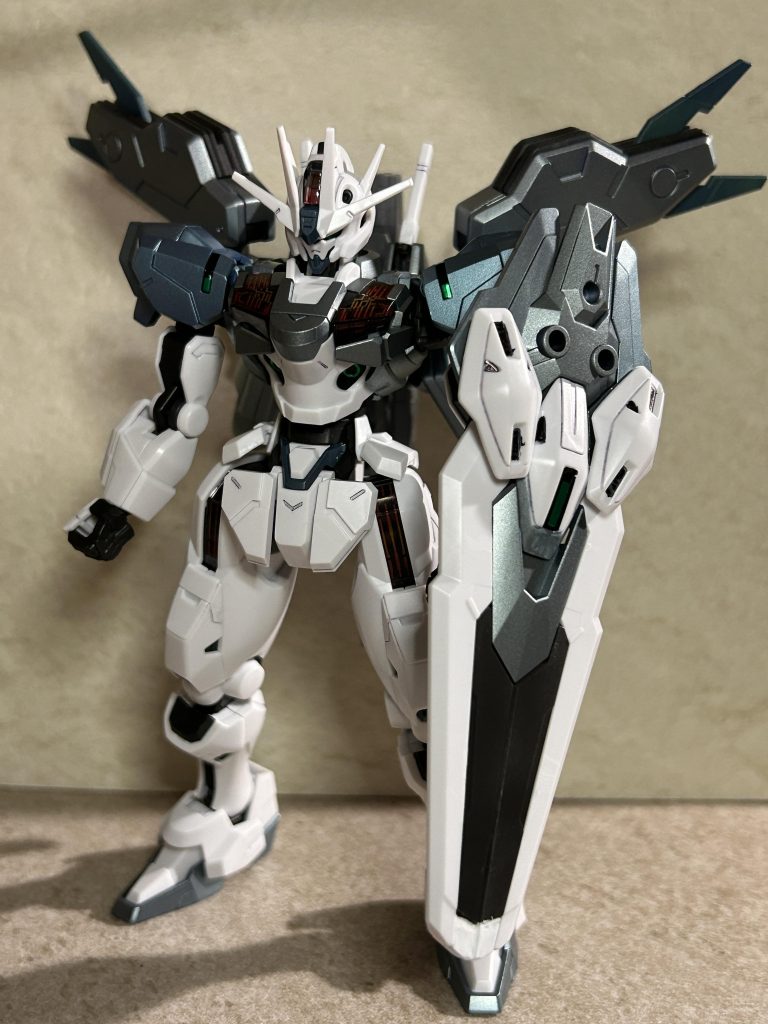 エスカッシャンの黒いところの塗りミスってます。スミ入れマーカーで塗ったのが間違いだったかもしれません。やっぱり肩だけ明らかに青いなぁ...