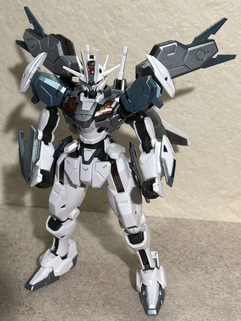 エスカッシャン装着。強そう。腕にパーツがついて力強さが増します。