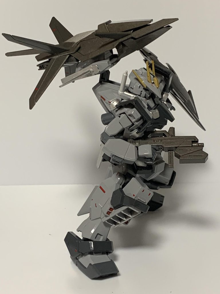 本来ならシールドブースターなんですけど、シールドとしての機能を捨ててブースター/フライトユニットとして大幅に変更しました。隠し武器として先端カバー内にビームライフルを仕込んでいます。