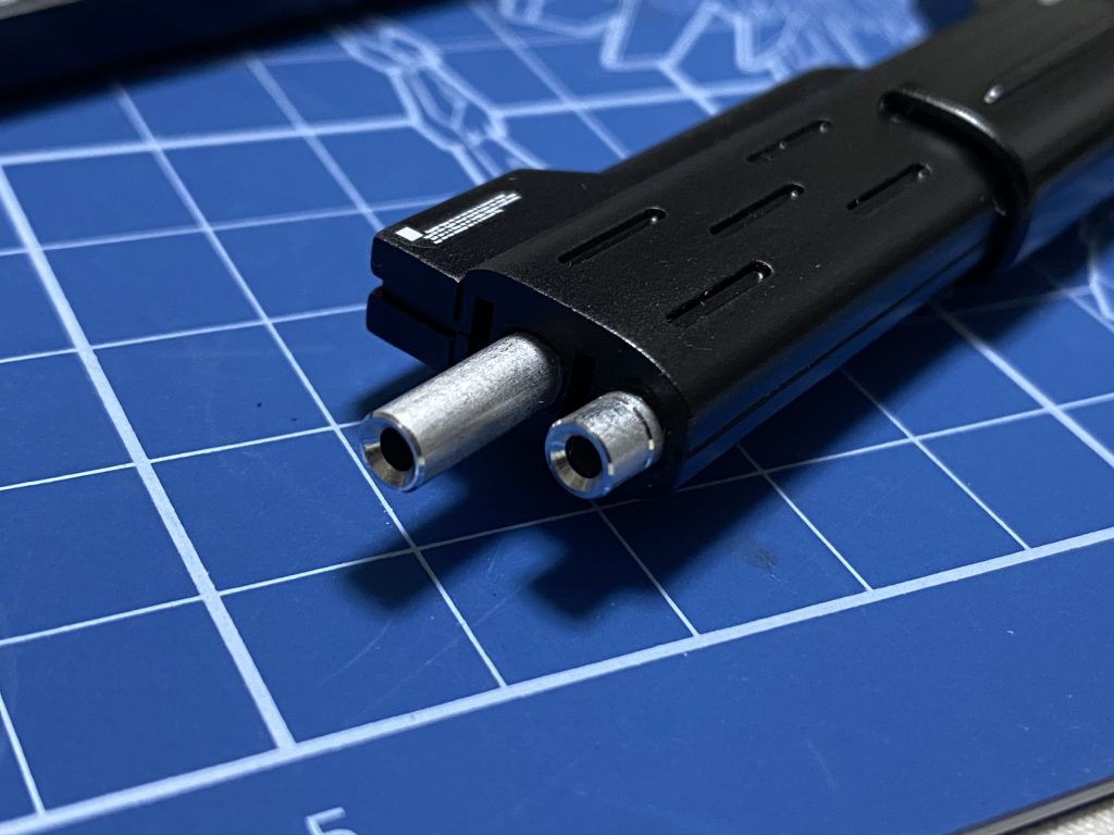 はい、よりにもよってライフルの先端が無くなっておりました(;´༎ຶД༎ຶ`)泣きてても仕方ないので適当にアルミパイプ差し込んでそれっぽくしたらアレ？こっちのがよくね？っと自分を慰められるところまで回復できました。