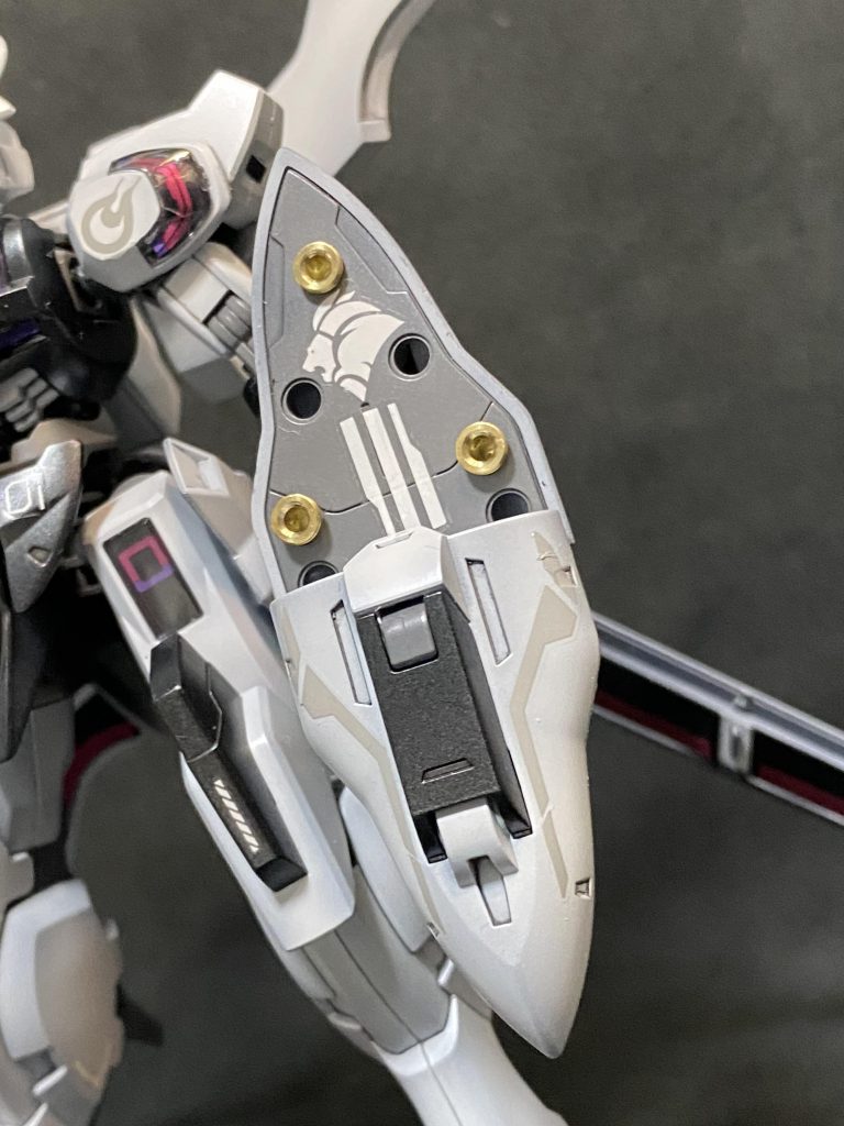 穴だらけの盾ってどうよ?っと思いまたもミニ四駆の真鍮パーツを面取りして指してみたらまあまあ〜デカールは余ってたディランザのをちょちょっと